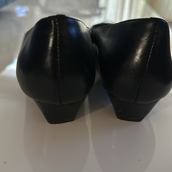 Calvin Klein black low heel pumps size 6 - Picture 4 of 5